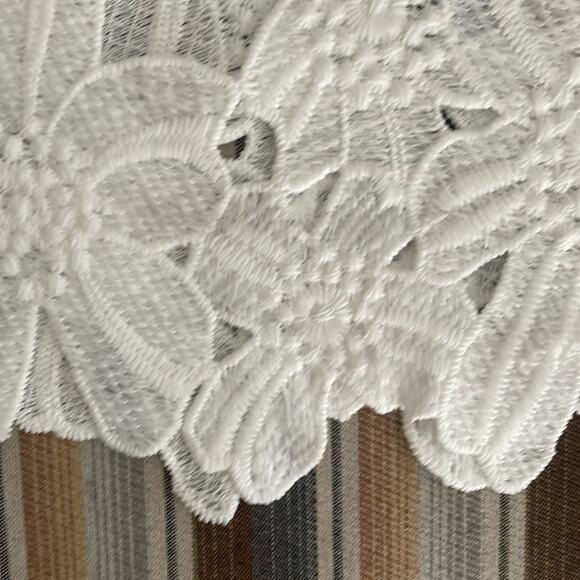 Caution to the Wind floral Applicae top. - Picture 7 of 7